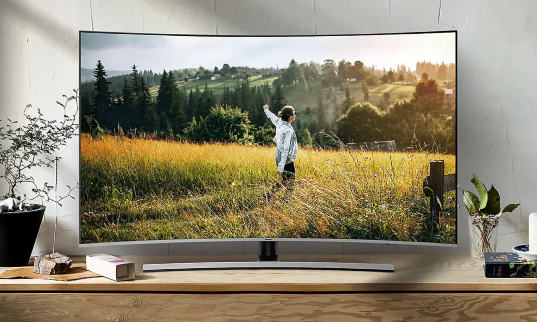 Is a curved TV worth it Curved TVs vs Flat TVs Splaitor