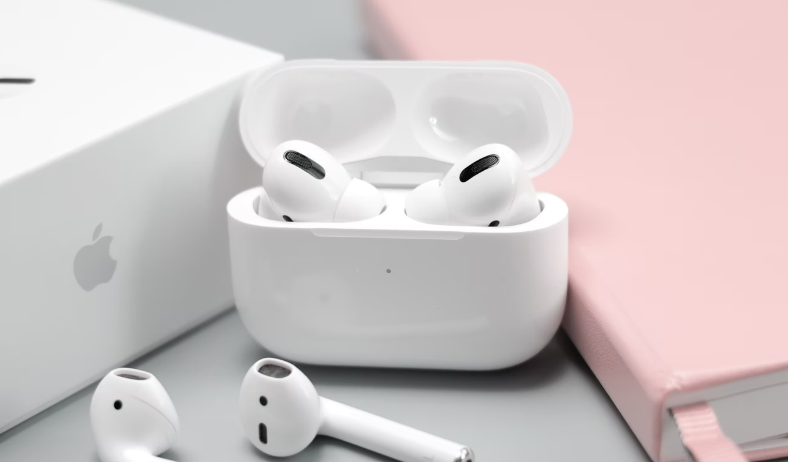 What does it mean when AirPods are flashing red