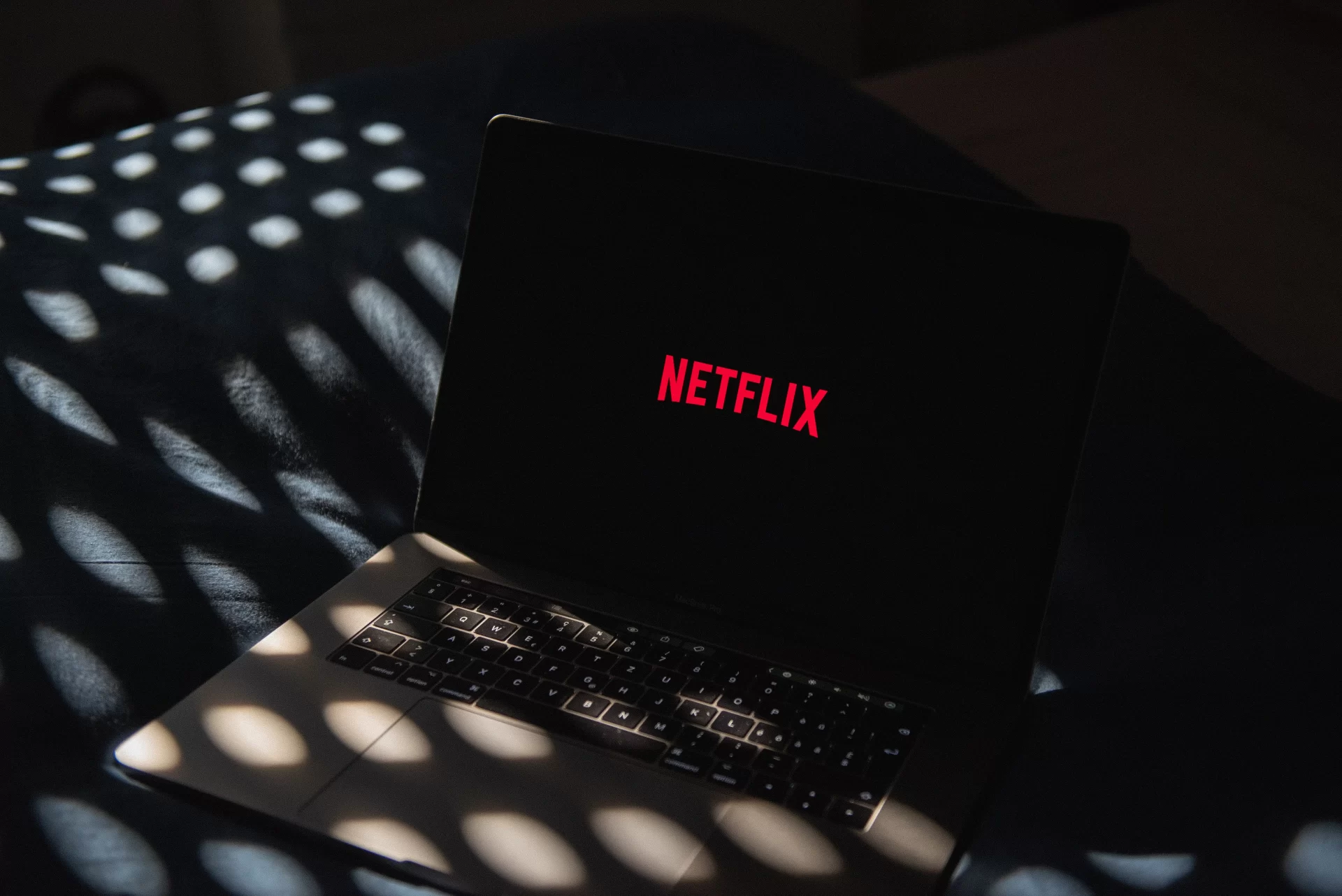 Why did Netflix lose about a million subscribers? Splaitor