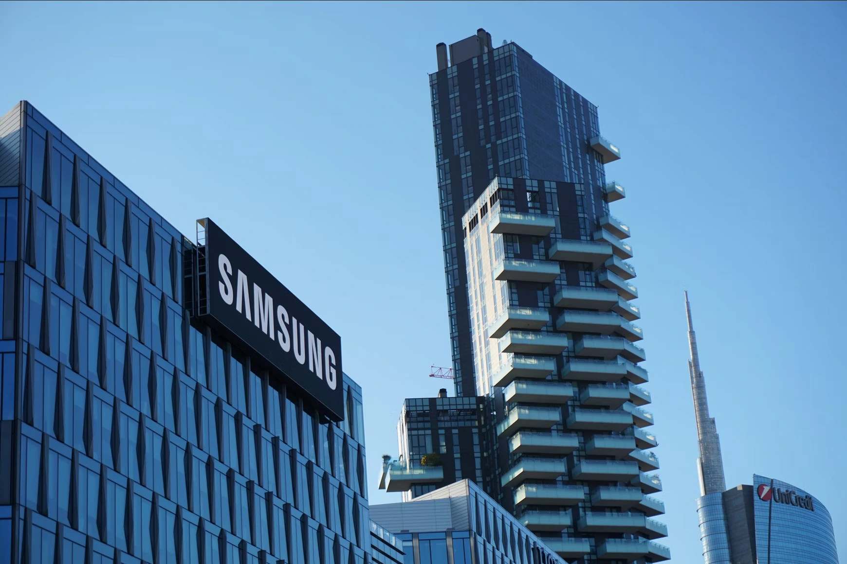 Samsung shows 12 percent profit growth but warns of weak demand for mobile devices and PCs